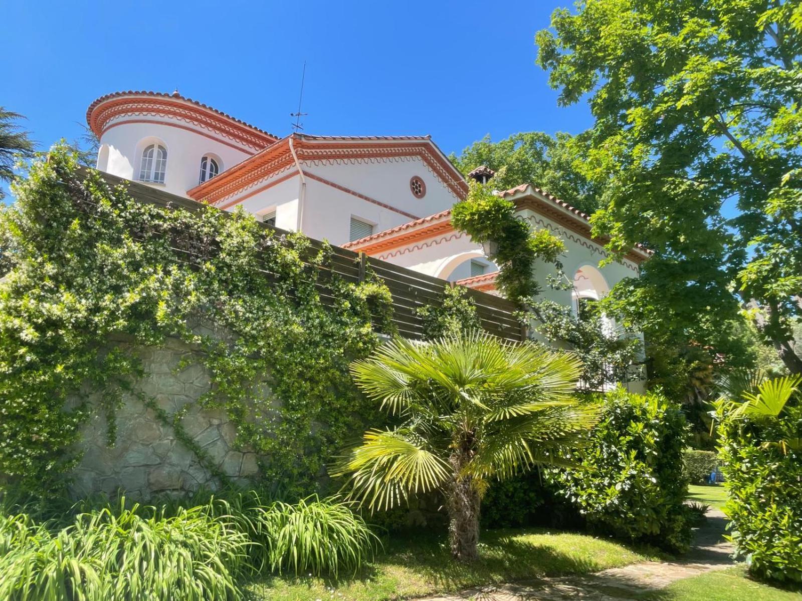 Espectacular Casa Chateau En El Centro De Олот Екстер'єр фото