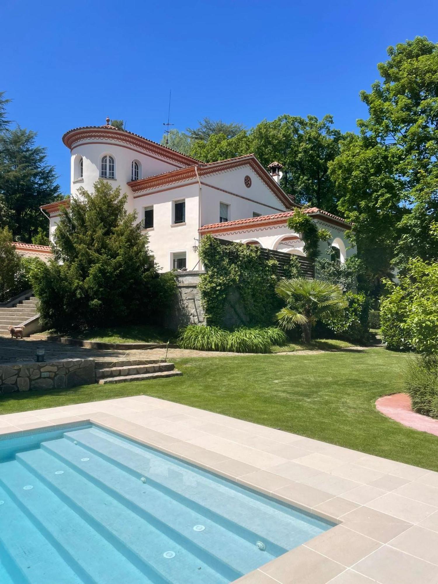 Espectacular Casa Chateau En El Centro De Олот Екстер'єр фото